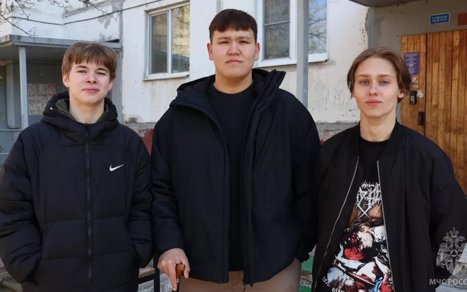 В Тюмени подростки спасли многодетную семью на пожаре