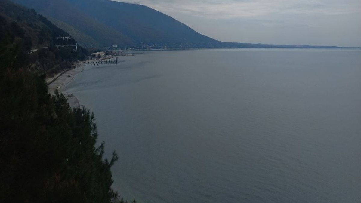 Абхазия. Место, где самая маленькая река в мире Репруа впадает в Черное море.
