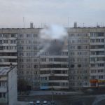 Соцсети: окна многоэтажки обстреляли в Бийске