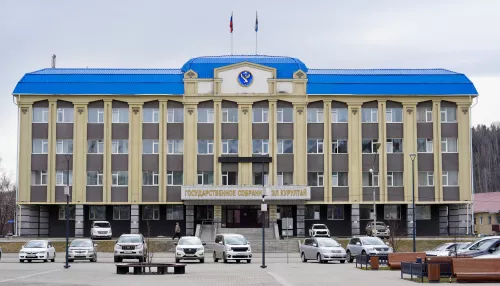 В Республике Алтай хотят увеличить число депутатов, работающих на постоянной основе