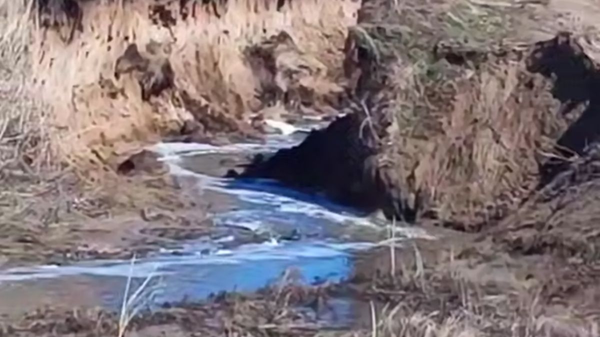 Технические воды стекают в реку 