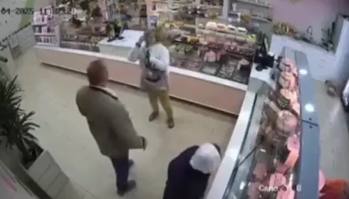 В Бийске мужчина ударил женщину за кашель в магазине