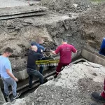 Мужчина упал в вырытую коммунальщиками яму в Барнауле