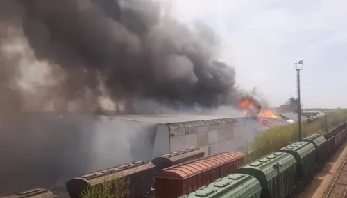 Крупный пожар охватил склады вдоль железнодорожных путей в Алтайском крае