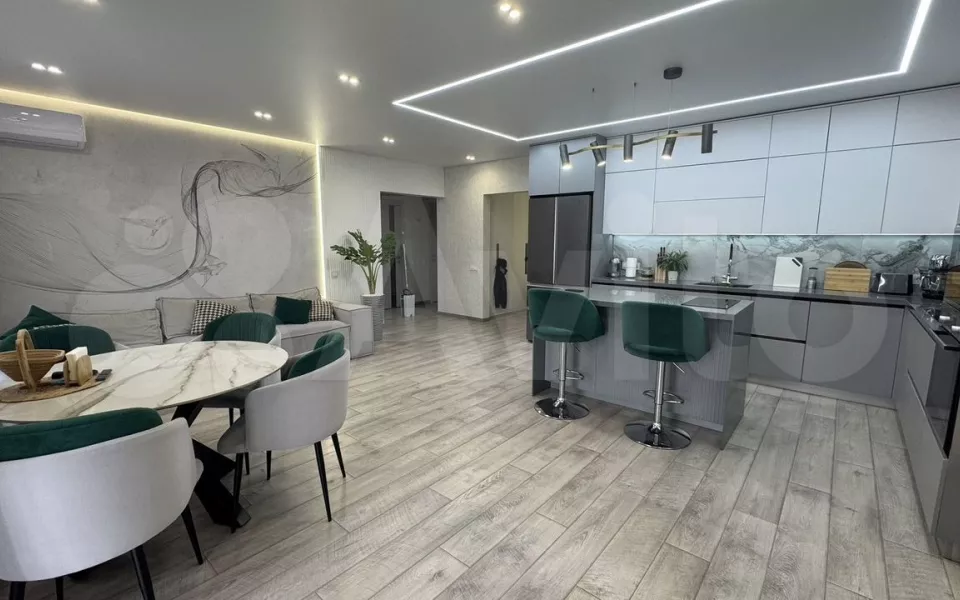 Дизайнерскую квартиру с дышащей гостиной продают за 18,8 млн рублей в Барнауле