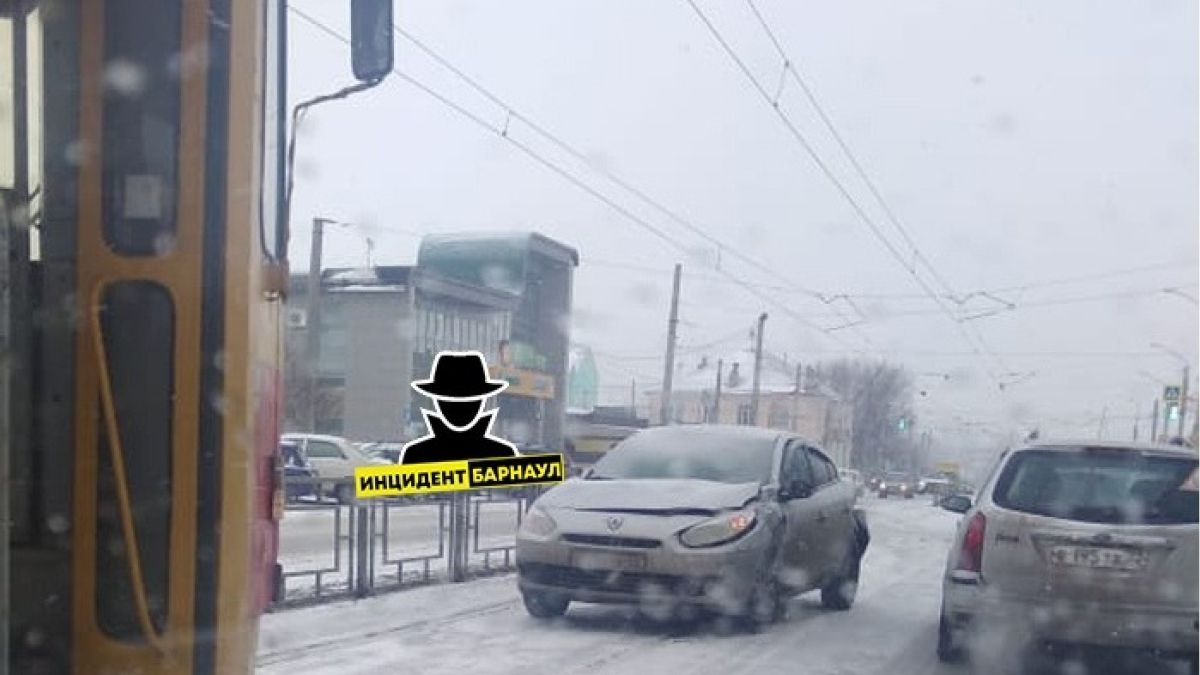 Трамваи встали из-за ДТП в районе улицы Советской Армии в Барнауле