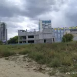 Опасную заброшку напротив ТЦ Волна огородили после жалоб барнаульцев