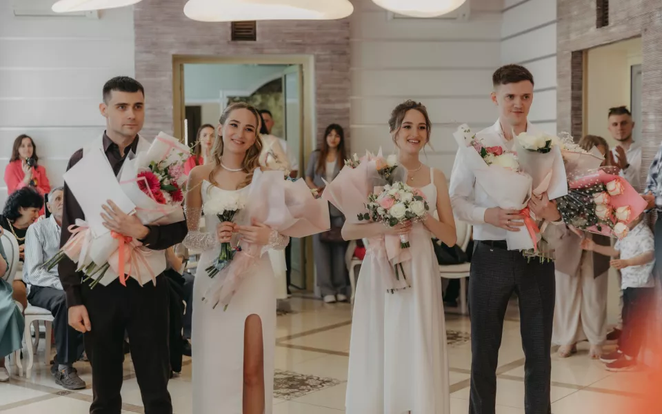 Близняшки из Бийска зарегистрировали брак в один день