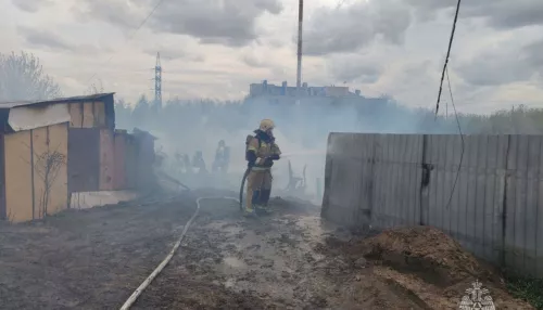 В Барнауле на улице Зеленая Поляна произошел пожар на 350 квадратах. Фото