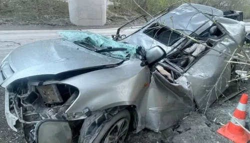 Toyota раздавило после удара об опору моста в Искитиме, водитель погибла