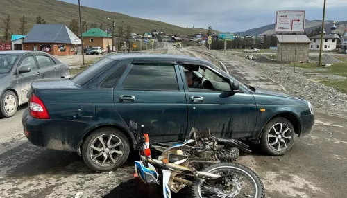 В Республике Алтай мотоциклист получил серьезные травмы, столкнувшись с Ладой