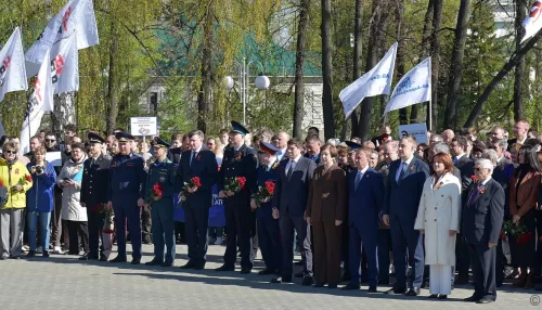 В Барнауле возложили цветы к стеле Город трудовой доблести