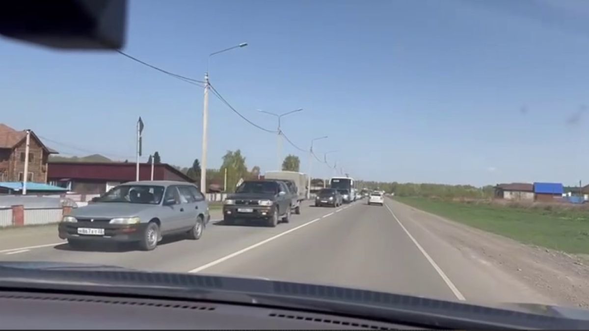 Пробка при движении в Республику Алтай