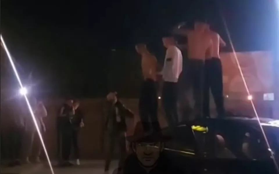 Полуголые парни устроили дискотеку под хиты 80-х на крыше авто в Барнауле