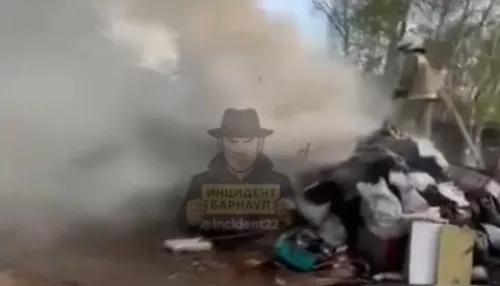 В Барнауле на улице Новороссийской вспыхнул скопленный мусор