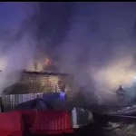В алтайском селе крупный пожар охватил жилой дом и постройки