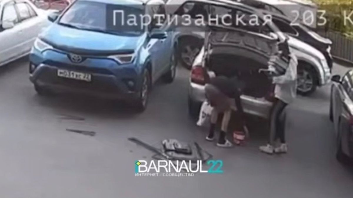 Телевизор едва не упал на подростка
