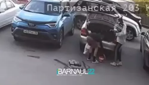 В Барнауле телевизор, который едва не упал на ребенка, скинули дети. Видео