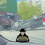 Иномарка перевернулась вверх колесами после ДТП в Барнауле