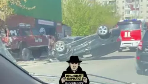 Иномарка перевернулась вверх колесами после ДТП в Барнауле