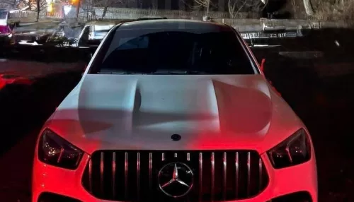 Белый Mercedes с зеленой историей продают в Горно-Алтайске за 8 млн рублей. Фото