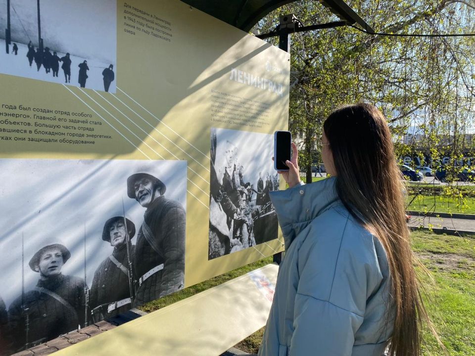 В Барнауле открылась уличная фотовыставка "Свет Победы"