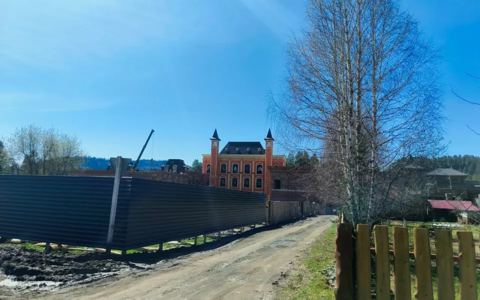 Построившему особняк на берегу Бии основателю Черкизово пригрозили судом