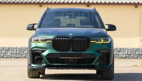 BMW X7 в зеленой пленке и макси-комплектации продают за 9,5 млн рублей в Барнауле