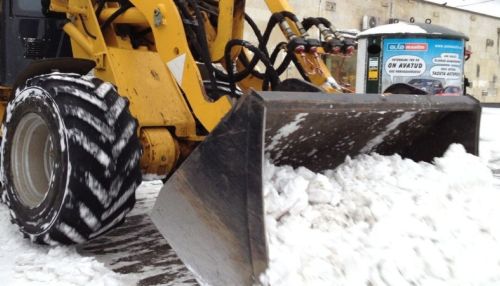 Трактор убирает снег с крыш домов в Татарстане