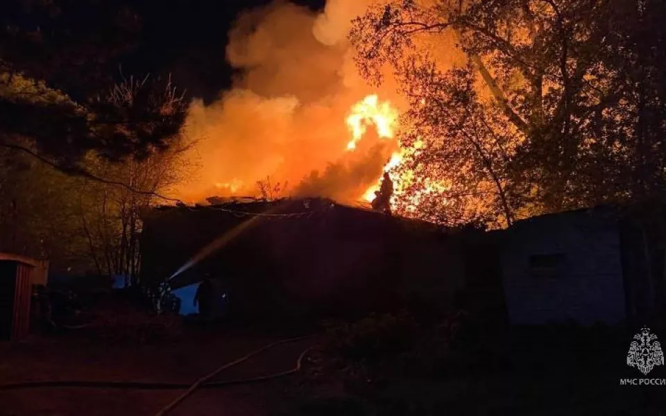 В Барнауле произошел пожар в двухэтажном здании на улице Зеленая Роща