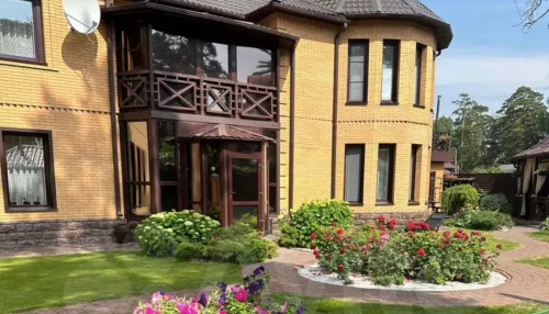 В Барнауле продают двухэтажный коттедж с шестиметровыми потолками и камином. Фото