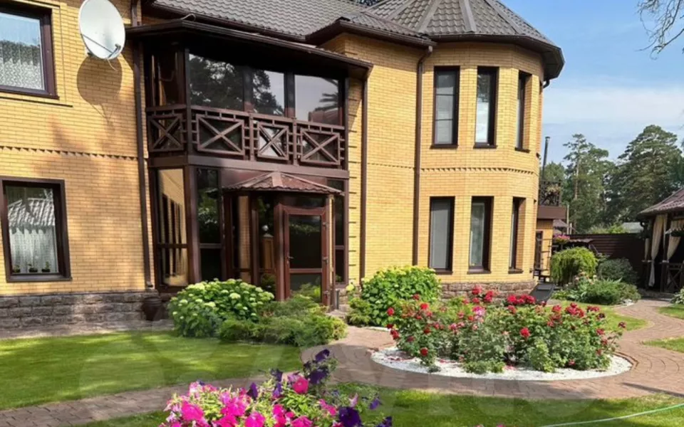 В Барнауле продают двухэтажный коттедж с шестиметровыми потолками и камином. Фото