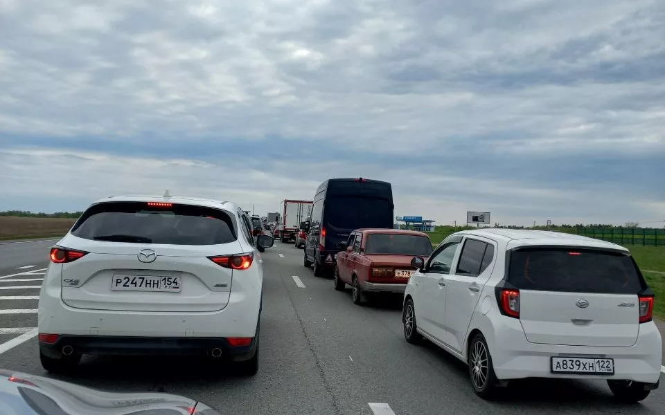 Ни аварий, ни ремонта: участок Чуйского тракта продолжает стоять в пробке