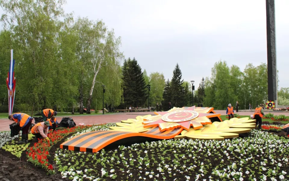 В Барнауле оформляют клумбу на Мемориале Славы к 9 Мая