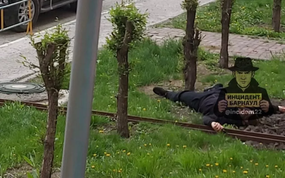 В Барнауле полицейские задержали парня с пистолетом