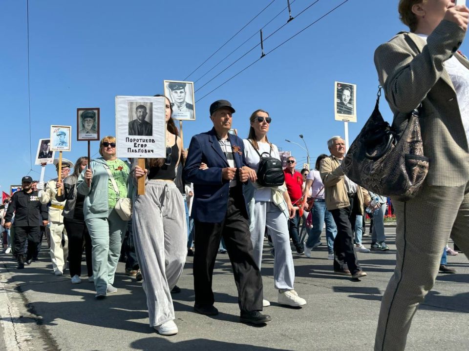 Шествие "Бессмертного полка" в Барнауле. 9 мая 2025 года