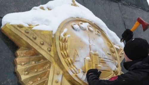 Стелу Монумента Славы во Львове демонтировали с третьей попытки