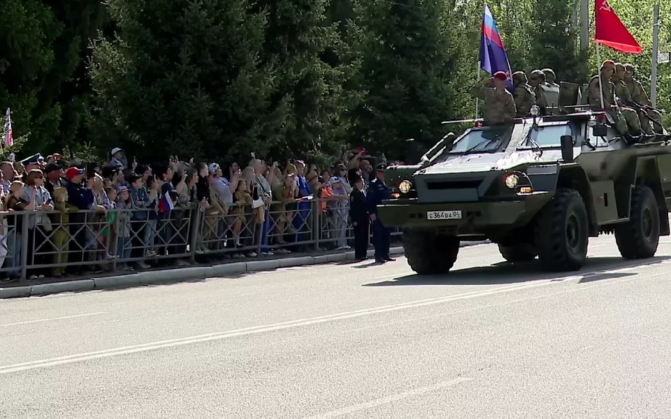 Сотни жителей Горно-Алтайска пришли в парк Победы на торжественное мероприятие