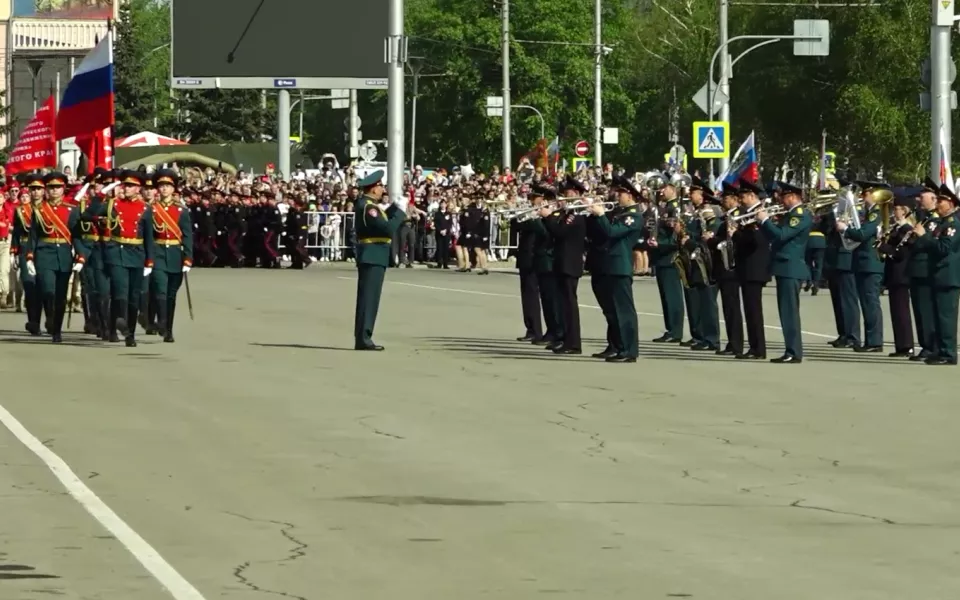 Праздничное шествие войск барнаульского гарнизона прошло в краевой столице