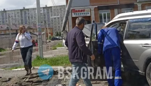 В Бийске легковушка снесла столб, пострадал водитель