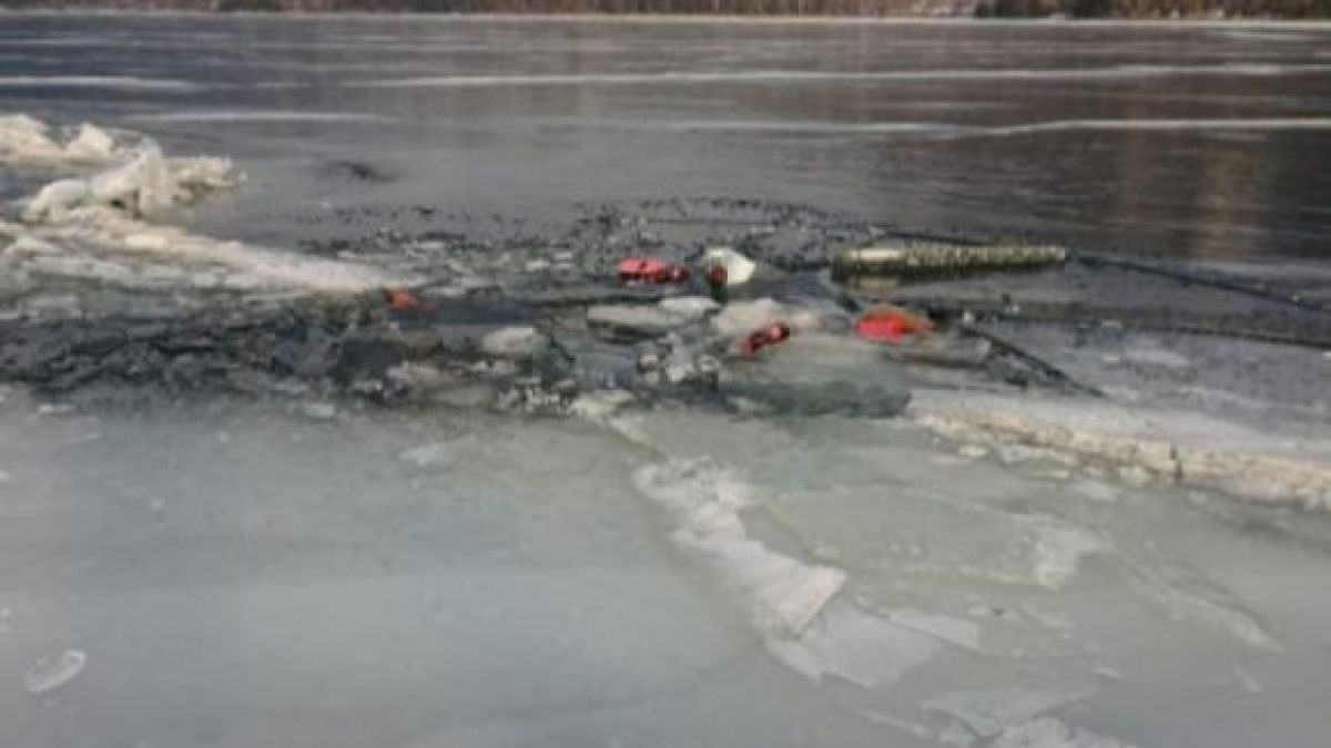 Автомобиль с людьми провалился под лед на Телецком озере