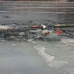 Автомобиль с людьми провалился под лед на Телецком озере