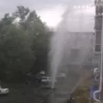 Коммунальный фонтан высотой в несколько этажей забил в Бийске