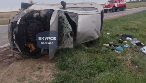 Легковушка перевернулась при повороте на трассе в Алтайском крае