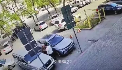 Опубликовано видео конфликта на парковке в Барнауле, после которого погиб пенсионер
