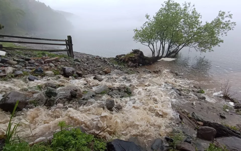 На побережье Телецкого озера поднялся уровень воды. Фото