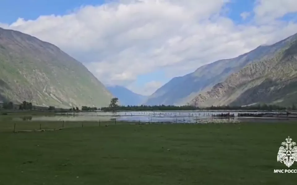 МЧС поделилось кадрами подтопленного села в Горном Алтае. Видео