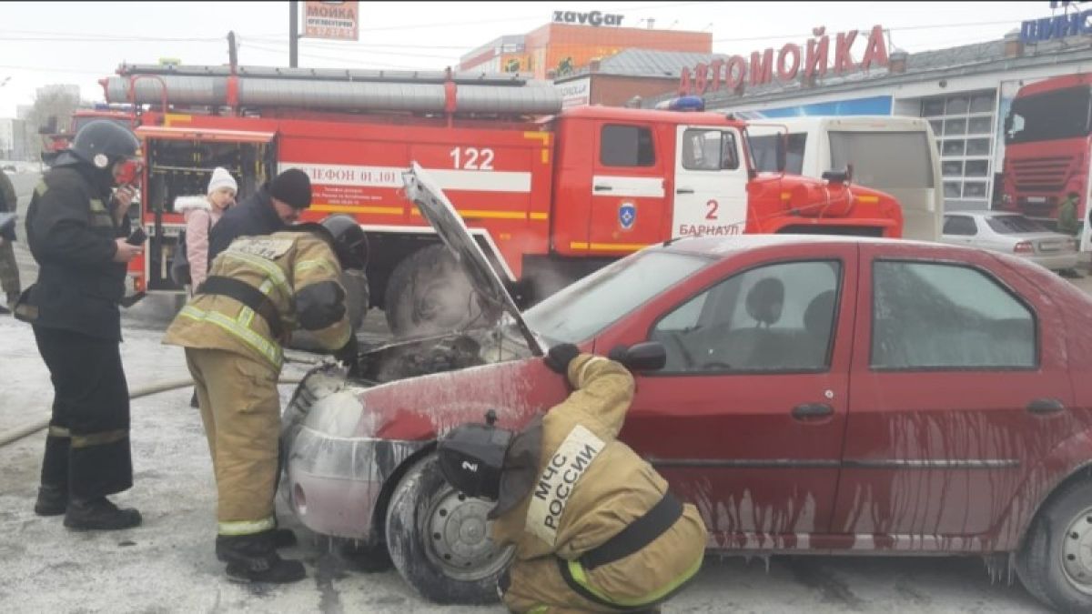 Легковушка загорелась на парковке в Барнауле