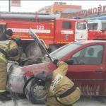Легковушка загорелась на парковке в Барнауле