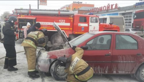 Легковушка загорелась на парковке в Барнауле